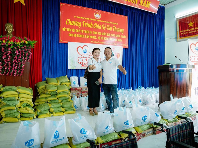 Hình ảnh một nhóm hỗ trợ, thể hiện sự đồng cảm và giúp đỡ lẫn nhau trong bối cảnh Việt Nam